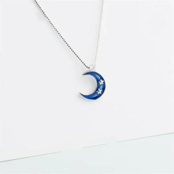 Collana con pendente a forma di luna blu con stelle argentate.