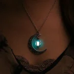 Collana con pendente a forma di luna e lanterna luminosa, perfetta come decorazione scientifica e accessorio di stile.