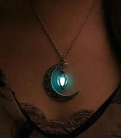 Collana con pendente a forma di luna e lanterna luminosa, perfetta come decorazione scientifica e accessorio di stile.