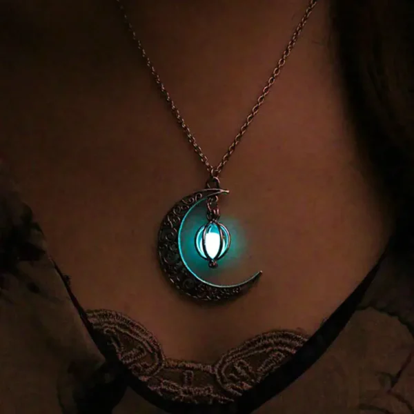 Collana con pendente a forma di luna e lanterna luminosa, perfetta come decorazione scientifica e accessorio di stile.