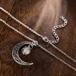 Collana elegante con pendente a forma di luna e stella in argento lucido, perfetta come accessorio decorativo e simbolico.