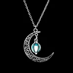Collana con pendente a forma di luna e DNA in argento e vetro blu, perfetta come decorazione scientifica o gioiello ispirato alla scienza.