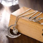 Collana con pendente a forma di luna e stella in argento, decorazioni eleganti e dettagliate, perfetta come gioiello decorativo o regalo speciale.