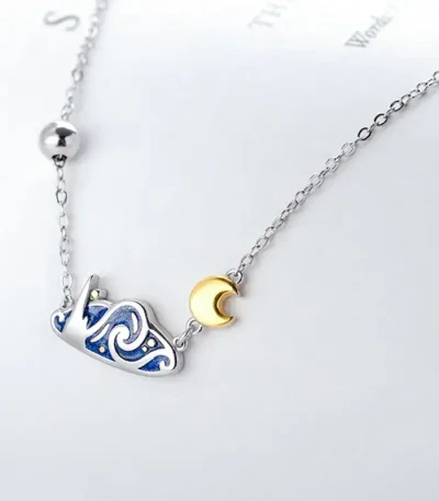 Collana elegante con pendente zodiacale e luna dorata, perfetta come regalo o accessorio di stile. Realizzata in metallo di alta qualità, ideale per gli amanti dell'astronomia e della simbologia.