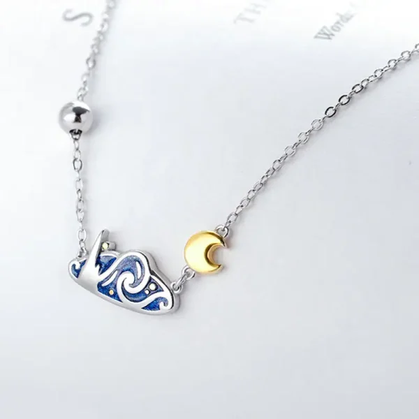 Collana elegante con pendente zodiacale e luna dorata, perfetta come regalo o accessorio di stile. Realizzata in metallo di alta qualità, ideale per gli amanti dell'astronomia e della simbologia.