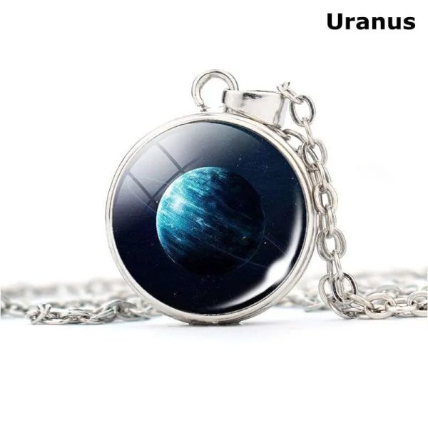Pendente con immagine del pianeta Uranus, realizzato in metallo con catenina, perfetto come oggetto decorativo o accessorio scientifico ispirato allo spazio.