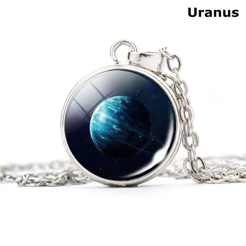 Pendente con immagine del pianeta Uranus, realizzato in metallo con catenina, perfetto come oggetto decorativo o accessorio scientifico ispirato allo spazio.