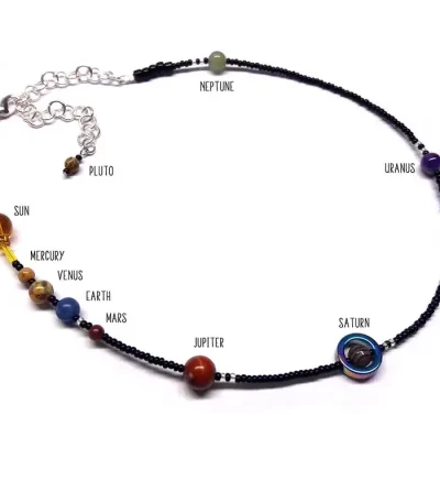 Collana decorativa con rappresentazione dei pianeti del sistema solare, inclusi Sole, Mercurio, Venere, Terra, Marte, Giove, Saturno, Urano, Nettuno e Plutone, ideale per appassionati di astronomia.