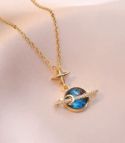 Collana con pendente astronomico e pianeta.