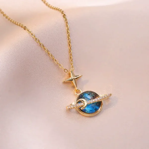 Collana con pendente astronomico e pianeta.