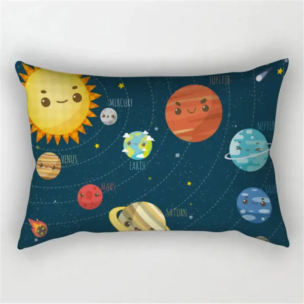 Cuscino decorativo con illustrazione dei pianeti del sistema solare, tra cui Mercurio, Venere, Terra, Marte, Giove, Saturno, Urano e Nettuno, su sfondo blu stellato.