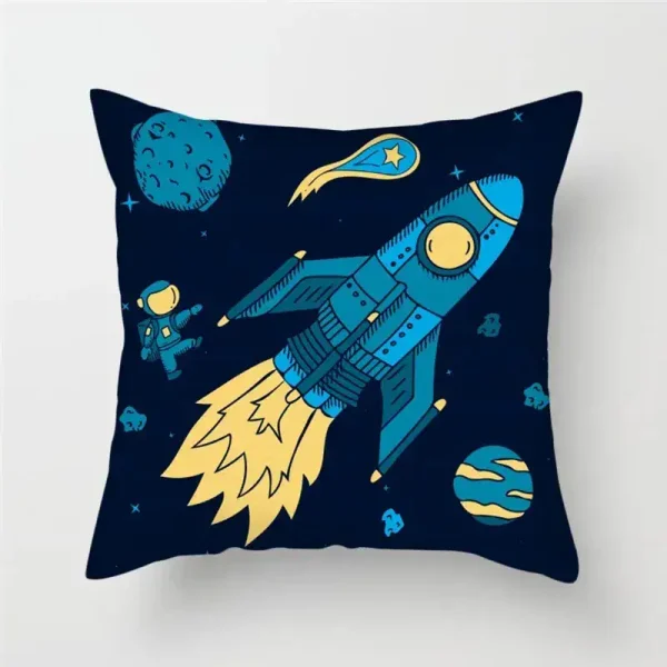 Cuscino decorativo con design spaziale, raffigura un razzo, astronauta, pianeti e stelle su sfondo blu scuro, perfetto per appassionati di astronomia e decorazioni a tema spaziale.