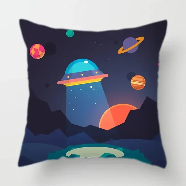 Cuscino decorativo con tema spaziale, pianeti e astronavi colorate, ideale per appassionati di astronomia e decorazioni originali.