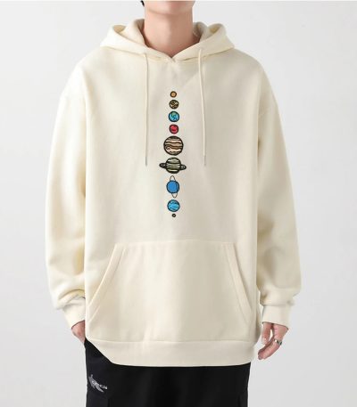 Felpa oversize color crema con stampa del sistema solare al centro, ideale per appassionati di astronomia e decorazioni scientifiche. Design casual e confortevole, perfetta per ogni occasione.