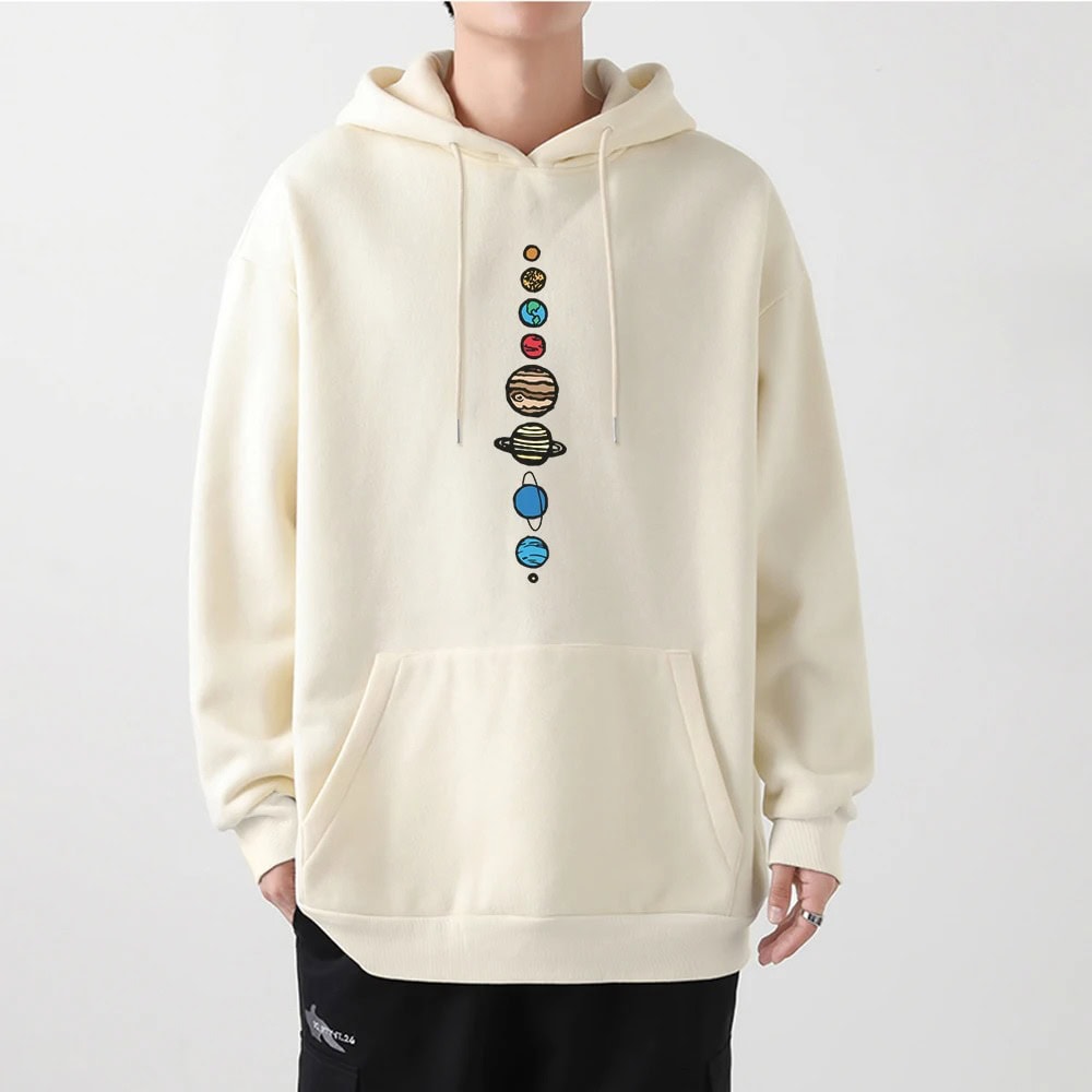 Felpa oversize color crema con stampa del sistema solare al centro, ideale per appassionati di astronomia e decorazioni scientifiche. Design casual e confortevole, perfetta per ogni occasione.