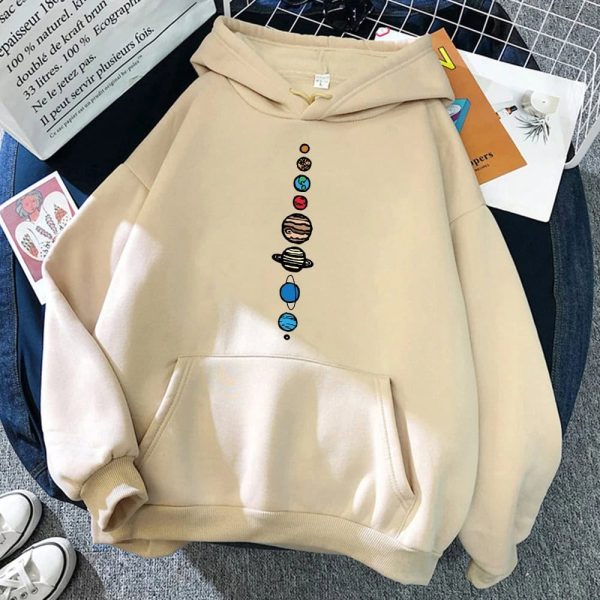 Felpa beige con stampa centrale di pianeti del sistema solare, ideale per appassionati di astronomia e decorazioni scientifiche.