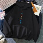 Felpa nera con stampa dei pianeti del sistema solare, stile casual, ideale per appassionati di astronomia e moda alternativa.