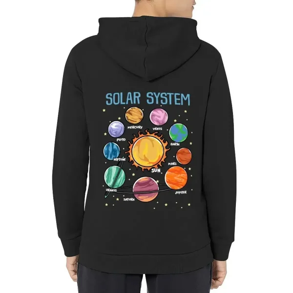 Felpa nera con stampa del sistema solare, mostra i pianeti e il sole, ideale per appassionati di astronomia e decorazioni scientifiche.