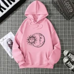 Felpa rosa con stampa di sole e luna, stile artistico e originale, perfetta per un look casual e creativo.