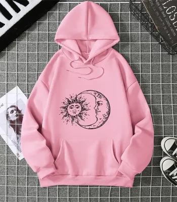 Felpa rosa con stampa di sole e luna, stile artistico e originale, perfetta per un look casual e creativo.