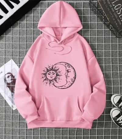 Felpa rosa con stampa di sole e luna, stile artistico e originale, perfetta per un look casual e creativo.