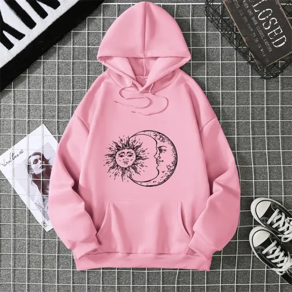 Felpa rosa con stampa di sole e luna, stile artistico e originale, perfetta per un look casual e creativo.