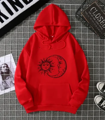 Maglione con cappuccio rosso e stampa di sole e luna, ideale per uno stile casual e originale.