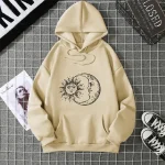 Maglione beige con stampa artistica di un sole e una luna, perfetto per uno stile casual e originale.
