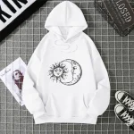 Punto 2: Felpa bianca con stampa artistica di un sole e una luna, perfetta per uno stile casual e originale.