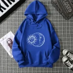 Felpa blu con stampa di sole e luna, stile astratto e cosmico, ideale per appassionati di astronomia e design originale.