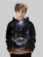 Ritratto di un ragazzo con felpa decorata con un motivo spaziale, raffigurante pianeti, stelle e un paesaggio extraterrestre, ideale per appassionati di scienza e astronomia.