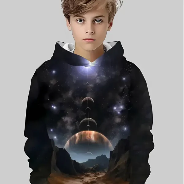 Ritratto di un ragazzo con felpa decorata con un motivo spaziale, raffigurante pianeti, stelle e un paesaggio extraterrestre, ideale per appassionati di scienza e astronomia.
