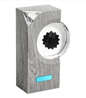 Pulsante decorativo in legno con rotella nera e dettagli luminosi blu, ideale come oggetto scientifico decorativo per ambienti moderni e studi.
