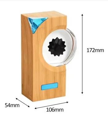 Pupazzo di Newton in legno con sfera di vetro e base in bambù, oggetto decorativo scientifico, perfetto per appassionati di fisica e design innovativo.