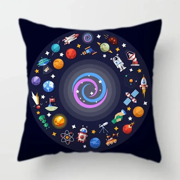 Cuscino decorativo con tema spaziale e oggetti scientifici, include razzi, pianeti, telescopi e satelliti, ideale per appassionati di scienza e astronomia.