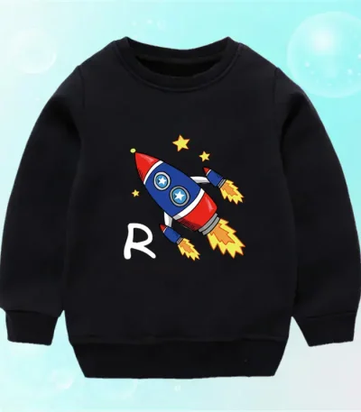 Maglietta nera con stampa di un razzo spaziale colorato e la lettera "R", ideale per appassionati di spazio e scienza.