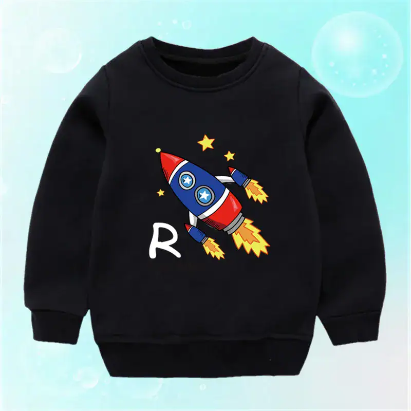 Maglietta nera con stampa di un razzo spaziale colorato e la lettera "R", ideale per appassionati di spazio e scienza.