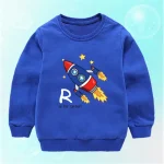 Felpa blu per bambini con stampa di un razzo spaziale che decolla, accompagnato da stelle e la scritta "R is for taller!".