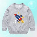 Felpa grigia per bambini con stampa di un razzo spaziale colorato e stelle, perfetta per gli appassionati di scienza e spazio.