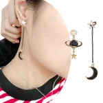 Orecchini pendenti con pianeta, luna e stelle, ispirati allo spazio, perfetti come decorazioni scientifiche e accessori moda unici.