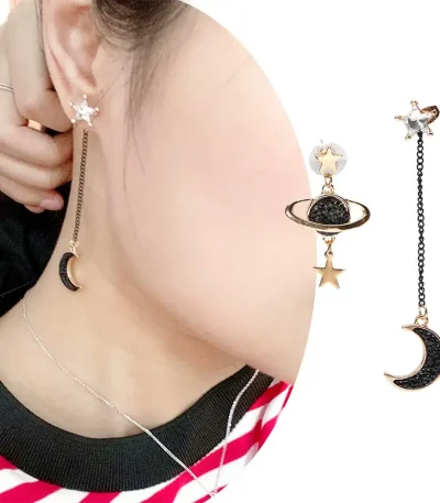 Orecchini pendenti con pianeta, luna e stelle, ispirati allo spazio, perfetti come decorazioni scientifiche e accessori moda unici.