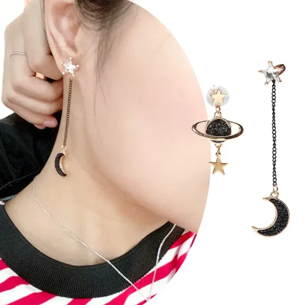Orecchini pendenti con pianeta, luna e stelle, ispirati allo spazio, perfetti come decorazioni scientifiche e accessori moda unici.