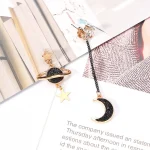 Pendenti Luna e Saturno con stelle in oro rosa, decorazioni cosmiche eleganti, perfetti come gioielli decorativi o regali ispirati allo spazio.