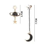 Pendente decorativo con luna e stelle, realizzato in metallo con dettagli in smalto nero, perfetto come decorazione o accessorio scientifico ispirato allo spazio.