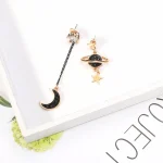 Orecchini a tema astronomico con pianeta e stella, decorativi e alla moda.