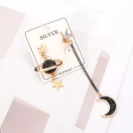 Pendenti decorativi in argento 925 con tema spaziale, raffiguranti una luna nera e un pianeta con stelle, perfetti come accessori scientifici e decorativi.
