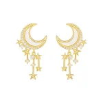 Orecchini a forma di luna con pendenti a stelle dorate e dettagli luminosi, ideali come accessori decorativi e simbolici. Perfetti per aggiungere un tocco magico e sognante al tuo stile.