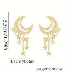 Orecchini pendenti a forma di luna e stelle in oro con dettagli scintillanti, ideali come decorazioni scientifiche e accessori di moda eleganti.