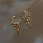 Orecchini a forma di luna con pendenti stellari e cristalli, perfetti come decorazioni scientifiche eleganti e originali.