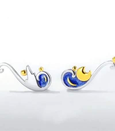 Pendente decorativo con luna e stelle in stile scientifico, realizzato in metallo con dettagli blu e oro, perfetto come oggetto di arredamento o regalo originale.